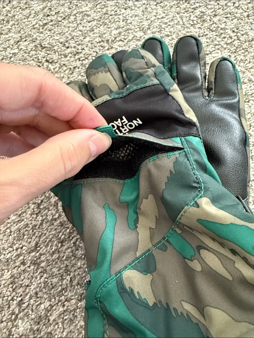 The North Face Kids Montana Futurelight Etip Green/Olive Camo Winter Glove Med